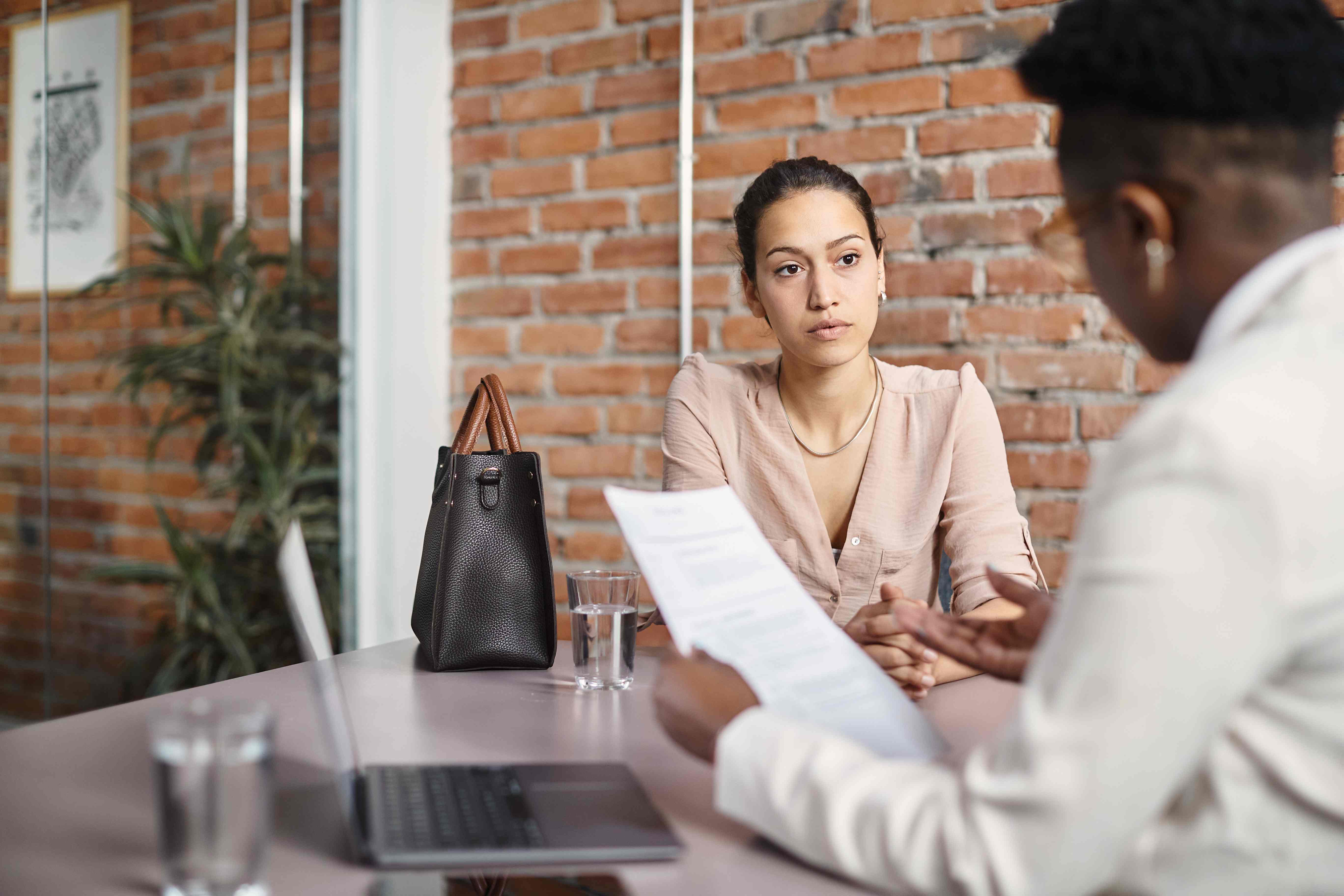 As melhores respostas às 50 perguntas mais frequentes em entrevistas de  emprego